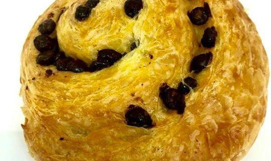 Girella con cioccolato e uvetta o cornetto alla crema #Brescia #Milano