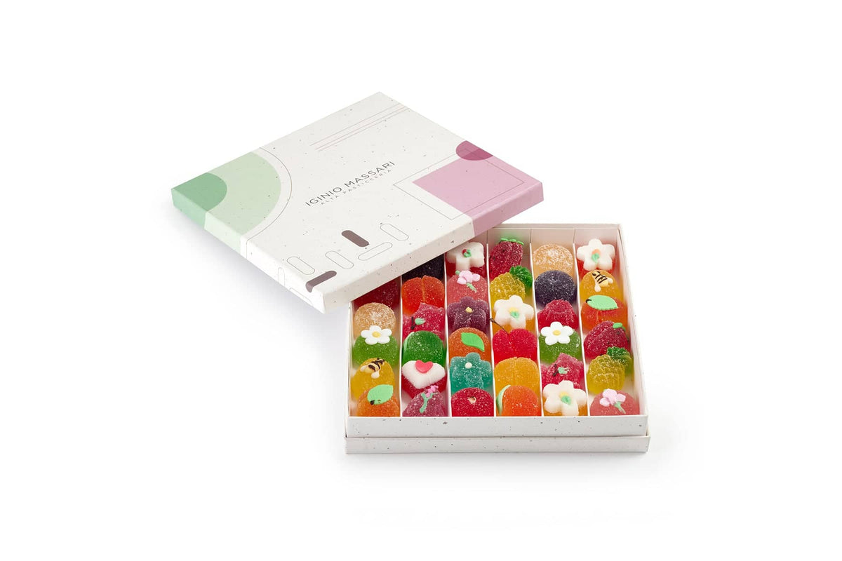 Maxi assortimento da 36 gelatine di frutta e fiori Iginio Massari, lucenti e colorate, in elegante confezione regalo.